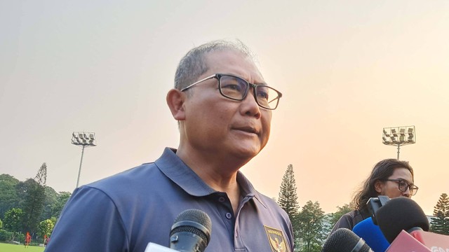 Manajer Timnas Indonesia, Sumardji saat ditemui di sesi latihan Timnas U-23 di Lapangan A, Kompleks Stadion GBK, Kamis (10/8/2023).  Foto: Ananta Erlangga/kumparan