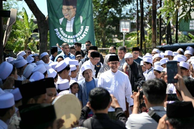 Sambutan Santri dan Bendera Presiden Santri untuk Anies Baswedan di Pondok Pesantren Islam At-Tauhid Sidoresmo, Surabaya, Kamis (10/8) Foto: Dok. Istimewa