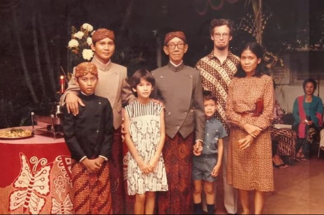 Prabowo muda bersama ayah (Sumitro Djojohadikusumo), kakak, ipar, keponakan. Foto: Instagram/@prabowo