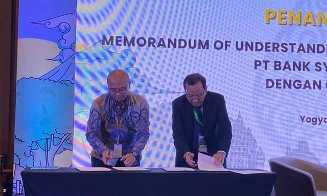 VP Commercial Business BSI Regional Semarang Arry Aditya Pratama (kiri) mewakili SVP Commercial Business BSI Silmi Akbar Ghania Permana dan Ketua Umum Gakeslab Drs. H. Sugihadi, HW MM (kanan) saat penandatanganan nota kesepahaman antara BSI dengan Gakeslab Indonesia terkait pemanfaatan layanan jasa & produk perbankan syariah pada gelaran Musyawarah Nasional VIII Gakeslab Indonesia di Marriott Hotel, Yogyakarta, Rabu (9/8). Foto: BSI 