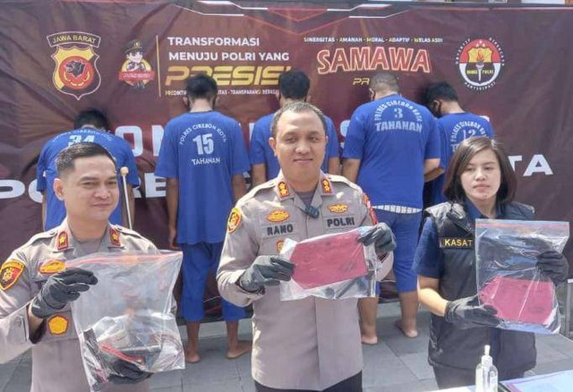 Kapolres Cirebon Kota, AKBP M Rano berserta jajarannya menunjukkan sejumlah barang bukti yang telah digunakan oleh pelaku curanmor saat konferensi pers. Foto : Tarjoni