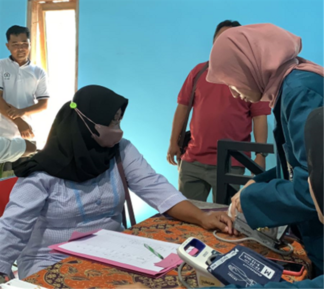 Mahasiswa KKN TIM II UNDIP Desa Tirtomarto, Kec. Cawas, Kab. Klaten Melakukan Pemeriksaan Tekanan Darah. Sumber Foto : Dokumen Pribadi KKN Tim II UNDIP 2023 Desa Tirtomarto.