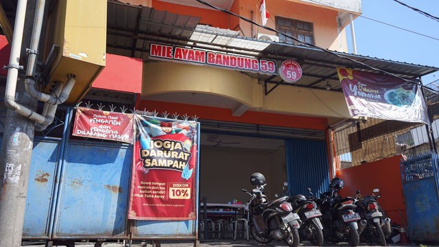 Warung Mie Ayam Bandung 59 di Yogya memberikan diskon 10 persen untuk pembeli yang bawa wadah makan sendiri. Foto: Arif UT/Pandangan Jogja