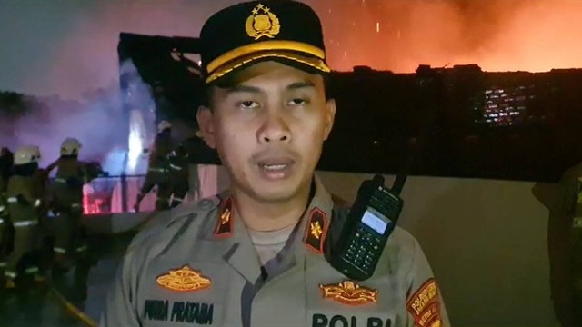 Kapolsek Tambora Kompol Putra Pratama saat meninjau kebakaran di Tambora. Foto: Dok. Istimewa