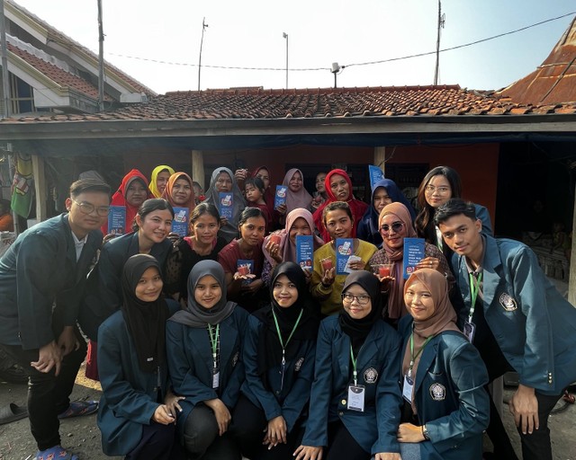 Pelaksanaan Program Kerja Multidisiplin KKN TIM II UNDIP 2023 : Pengolahan Limbah Minyak Jelantah menjadi Lilin Hias. Sumber : Dokumentasi KKN TIM II UNDIP 2023.