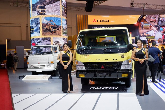 Fuso Canter edisi 60 tahun yang dijual terbatas 60 unit dan Canter generasi kedua di GIIAS 2023. Foto: Aditya Pratama Niagara/kumparan