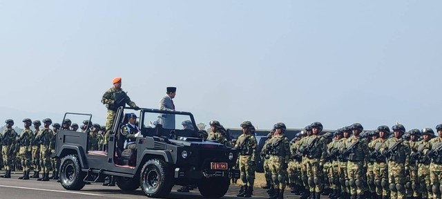 Menteri Pertahanan, Prabowo Subianto, saat mengecek pasukan Komponen Cadangan di Pusdiklatpassus, Batujajar, pada Jumat (11/8). Foto: Rachmadi Rasyad/kumparan