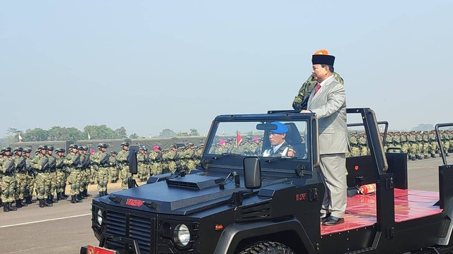 Menteri Pertahanan, Prabowo Subianto, saat mengecek pasukan Komponen Cadangan di Pusdiklatpassus, Batujajar, pada Jumat (11/8). Foto: Rachmadi Rasyad/kumparan