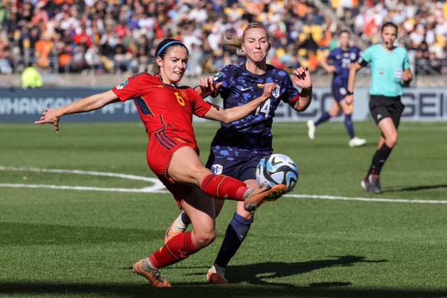 Gelandang Spanyol (6), Aitana Bonmati dan gelandang Belanda (14) Jackie Groenen berusaha merebut bola selama pertandingan perempat final Piala Dunia Wanita Australia dan Selandia Baru 2023 antara Spanyol dan Belanda di Stadion Wellington. Foto: Marty Melville/AFP