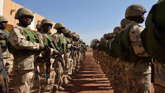 Tentara Nigeria bagian dari pasukan Masyarakat Ekonomi Negara Afrika Barat (ECOWAS) berlatih. Foto: Michele Cattani / AFP