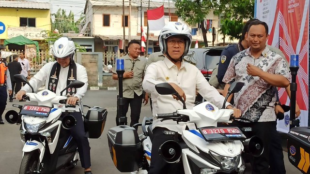 Pj Gubernur DKI Jakarta, Heru Budi Hartono, mengendarai Motor Listrik di acara Serah Terima KDO Motor Listrik secara simbolis, Jumat (11/8). Foto: Annisa Thahira Madina/kumparan