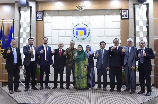 foto bersama Promotor, penguji dan Dr. nita Merlina, M.Kom setelah sidang berlangsung