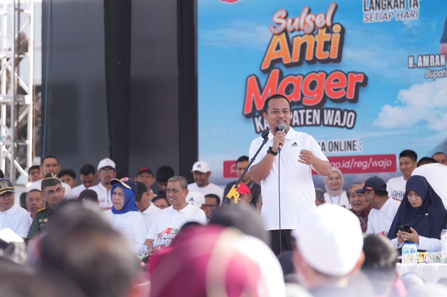Gubernur Sulsel Andi Sudirman Sulaiman saat membuka Jalan sehat Sulsel Anti Mager di Kabupaten Wajo. Foto: Dok. Istimewa