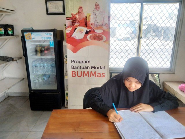 Kegiatan pencatatan keuangan UMKM binaan Rumah Zakat. Foto: Istimewa