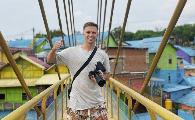 Youtuber bule Laurence Benson heran dengan fenomena masuk angin di Indonesia. Foto: Instagram/@laurencerioubenson