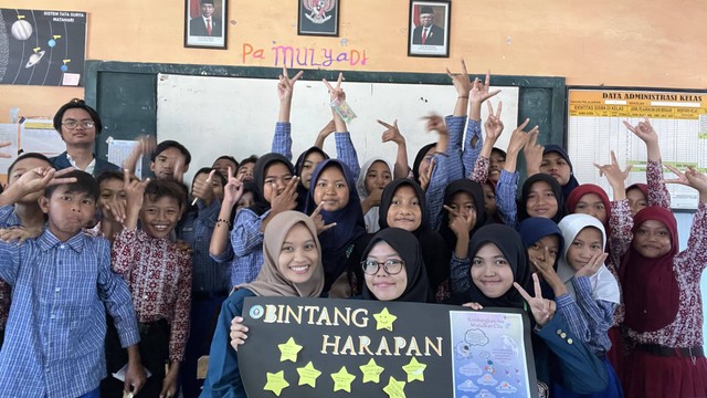 Pemberian edukasi kepada para siswa kelas 6 MI Al-Mujahidin melalui media Bintang Harapan. Sumber: Dokumentasi KKN Tim II Undip.