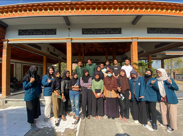 Mengakhiri sosialisasi dengan foto bersama di Balai Desa Sigit. Foto: Nazwa Kurniasanti