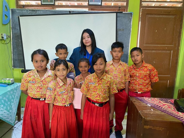 Sesi foto bersama dengan anak-anak kelas 5 SDN Sigit 3. Foto: Nazwa Kurniasanti