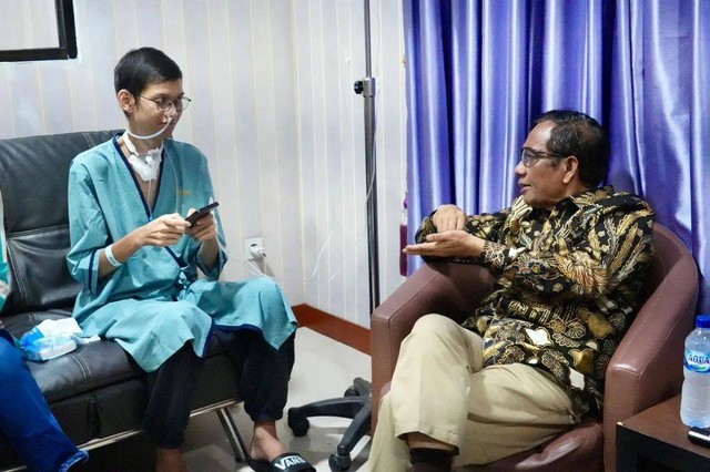 Menko Polhukam Mahfud MD menjenguk korban kabel menjuntai, Sultan Ri'fat, di RS Polri Kramatjati, Jakarta Timur, Agustus 2023. Foto: Instagram/@mohmahfudmd