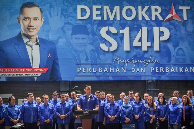 Ketua Umum Partai Demokrat, Agus Harimurti Yudhoyono memberikan keterangan kepada wartawan pada konferensi pers mengenai penolakan MA terhadap PK KSP Moeldoko di Kantor DPP Partai Demokrat, Jakarta, Jumat (11/8/2023). Foto: Jamal Ramadhan/kumparan