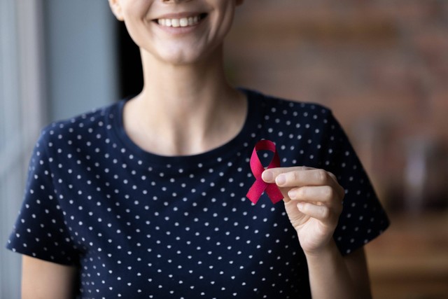 Ilustrasi pita merah sebagai simbol untuk memerangi HIV dan AIDS. Foto: fizkes/Shutterstock