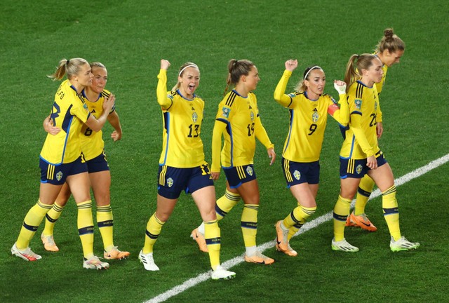 Amanda Ilestedt (13), Asllani (9) dari Swedia merayakan gol pertama mereka dengan rekan setimnya saat perempat final Piala Dunia Wanita di Taman Eden, Auckland, Selandia Baru. Foto: Hannah McKay/Reuters