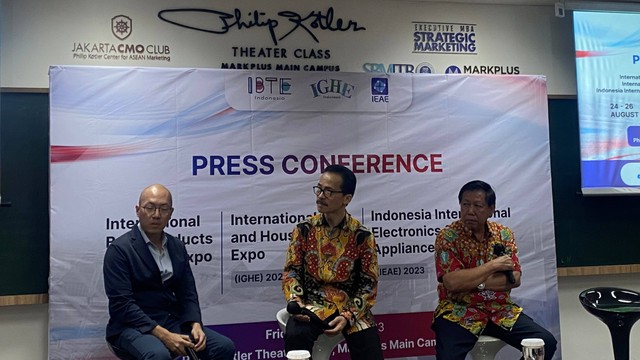 (ki-ka) Paul Kingsen Project Director Peraga Chayou, Soegiharto Santoso Ketua Umum APTIKNAS, Sutijadi Lukas Ketua Umum Asosiasi Mainan Indonesia, Hermawan Kartajaya, Founder & Chairman MCorp, saat konpers pameran bany product & Toys Expo 2023. Foto: Alfadillah/kumparan