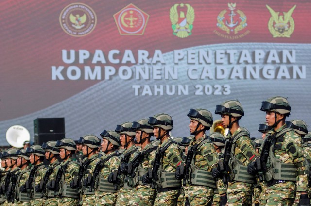 Personel Komponen Cadangan melakukan defile saat Upacara Penetapan Komponen Cadangan (Komcad) Tahun 2023 di Lapangan Pusdiklatpassus, Batujajar, Kabupaten Bandung Barat, Jawa Barat, Jumat (11/8/2023). Foto: Novrian Arbi/Antara Foto