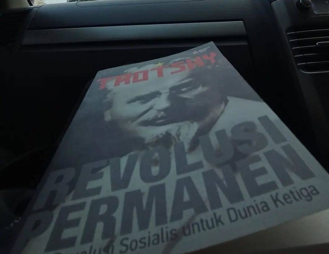 Buku Revolusi Permanen, Leon Trotsky yang diterjemahkan ke Bahasa Indonesia oleh Ted Sprague. (foto: dok pribadi)