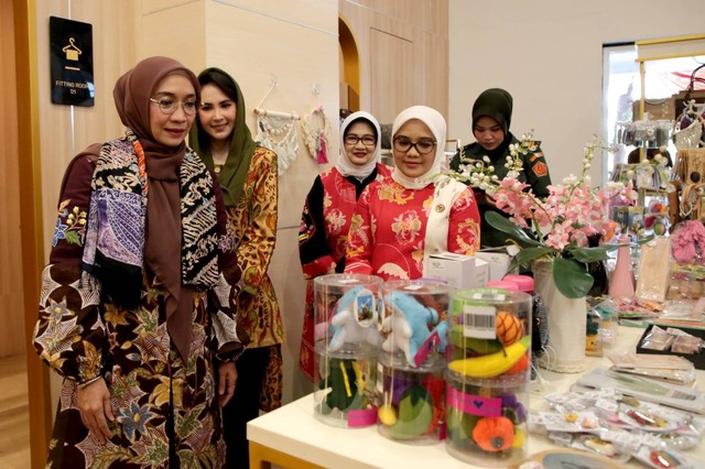 Ketua Umum Dewan Kerajinan Nasional (Dekranas) Pusat sekaligus istri Wapres RI, Ibu Hj. Wury Ma'ruf Amin mengunjungi Surabaya Kriya Gallery (SKG) Siola, Jumat (11/8). Foto-foto: Diskominfo Surabaya