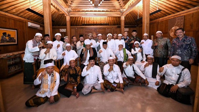 Forum Ulama, Habaib Madura dan Ulama Keluarga Pendiri Nahdalatul Ulama (NU) bersilaturahmi ke kediaman Anies Baswedan di Lebak Bulus, Jakarta Selatan, Jumat (11/8/2023).  Foto: Dok. Istimewa