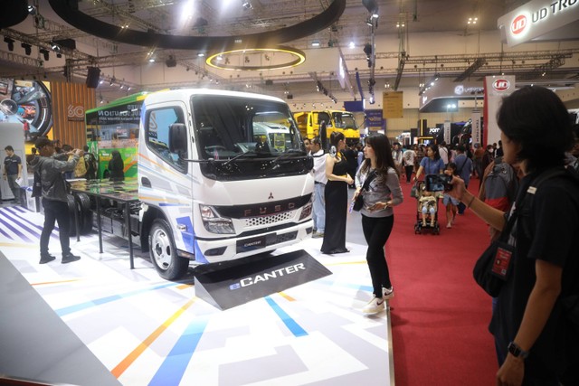 Sejumlah pengunjung melihat kendaraan yang dipamerkan Mitsubishi Fuso Indonesia di  Gaikindo Indonesia Internasional Auto Show (GIIAS) 2023 di Indonesia Convention Exhibition (ICE) BSD City,Tangerang. Foto: Aditia Noviansyah/kumparan