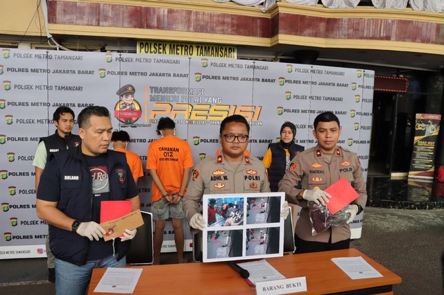 Jumpa pers pengungkapan kasus pengeroyokan di Mapolsek Tamansari, Jakarta Barat, Jumat (11/8/2023). Foto: Humas Polres Jakarta Barat 