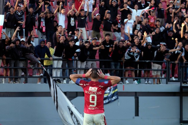 Pesepak bola Bali United Ilija Spasojevic berselebrasi di depan suporter usai mencetak gol ke gawang PSM Makassar dalam pertandingan BRI Liga 1 di Stadion Kapten I Wayan Dipta, Gianyar, Bali, Jumat (11/8/2023). Foto: Nyoman Hendra Wibowo/Antara Foto
