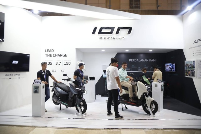 Sejumlah pengunjung melihat motor listrik seri M1S di stan Ion Mobility pada GIIAS 2023 di ICE BSD, Tanggerang, Jumat (11/8/2023). Foto: Aditia Noviansyah/kumparan