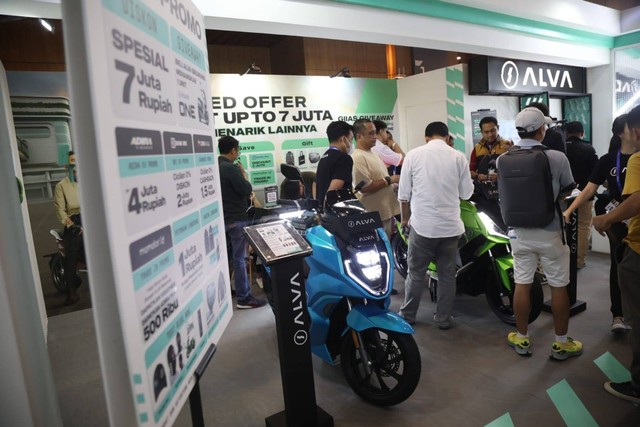 Sejumlah pengunjung melihat motor listrik di stan ALVA pada GIIAS 2023 di ICE BSD, Tanggerang, Jumat (11/8/2023). Foto: Aditia Noviansyah/kumparan