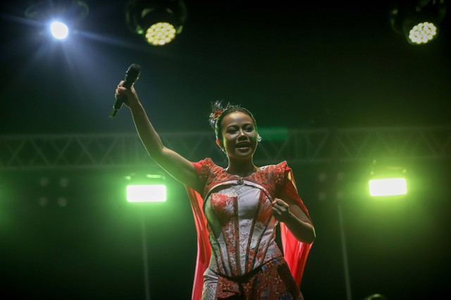 Penyanyi Yura Yunita tampil menghibur penonton konser The Sounds Project Vol.6 Heaven of Music di Eco Park Ancol, Jakarta, Jumat (11/8/2023). Foto: Jamal Ramadhan/kumparan