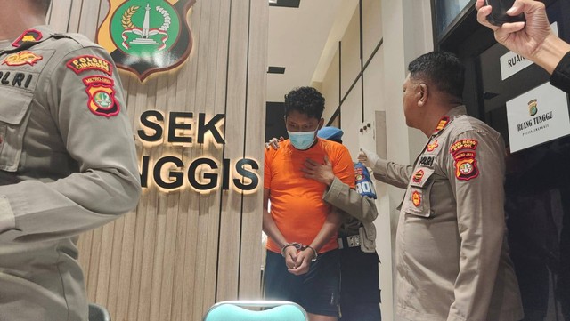 Polsek Cimanggis menggiring Rifki saat penetapan sebagai tersangka pembunuhan dan penganiayaan ibu dan ayahnya di Tapos, Depok. Foto: Dok. Istimewa