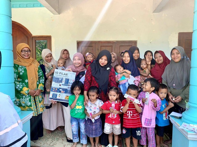 Mahasiswa KKN TIM II UNDIP Desa Tirtomarto, Kec. Cawas, Kab. Klaten Melakukan Foto bersama Ibu dan Anak Balita di Posyandu Pundungsari. Sumber Foto : Dokumen Pribadi KKN Tim II UNDIP 2023 Desa Tirtomarto