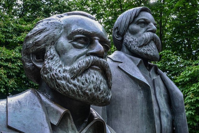 Patung Karl Marx dan Friedrich Engels. (foto: pixabay.com)