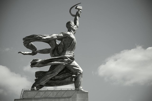 Patung pekerja yang merepresentasikan persatuan kaum proletar di Kolkhoz, Moscow. (foto: Pixabay.com)