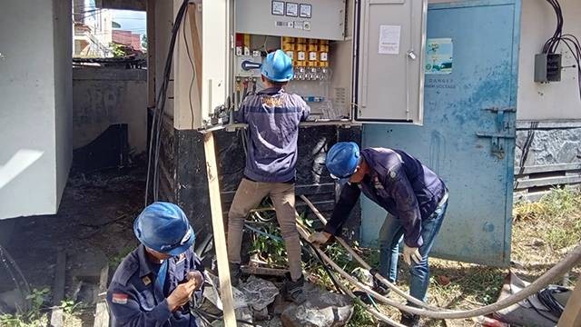 Petugas PLN UP3 Manado sedang melakukan revitalisasi sistem kelistrikan di kantor DPRD Kota Manado.