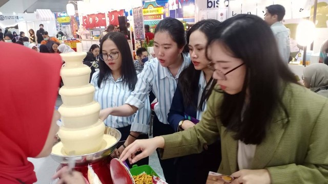 Cheese Fountain Meg Cheese yang ramai diserbu pengunjung JapKor Food Market di Plaza Tunjungan Surabaya.