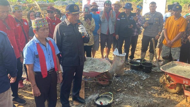 Ketua Komisi V DPR RI, Lasarus, melakukan peletakan batu pertama (groundbreaking) pembangunan jembatan gantung di Desa Bangun Sekayu. Foto: Yusrizal/Hi!Pontianak