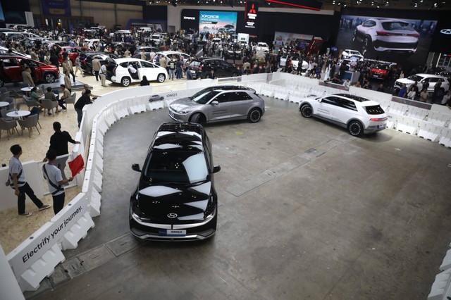 Suasana test drive mobil listrik Hyundai IONIQ 5 di GIIAS 2023 di ICE BSD, Tangerang, Sabtu (11/8/2023). Foto: Aditia Noviansyah/kumparan