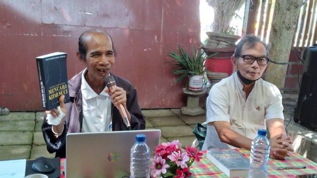 Peluncuran buku karya I Gusti Ngurah Wisnu Wardana (kanan) di Kubukopi, Denpasar, Bali - IST