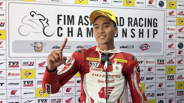 Pebalap Astra Honda Racing Team, Herjun Atna Firdaus, juara balapan Asia Road Racing Championship Mandalika 2023 di Sirkuit Mandalika, Lombok, Nusa Tenggara Barat, pada Sabtu (12/8). Foto: Jodi Hermawan/kumparan