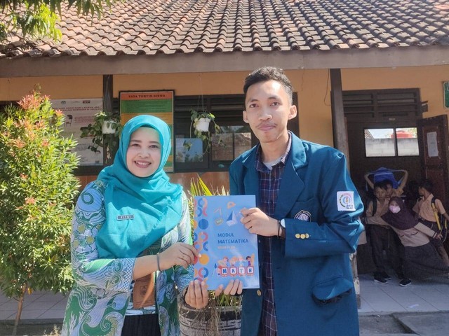Foto Bersama Kepala Sekolah SD Negeri Jenar 2