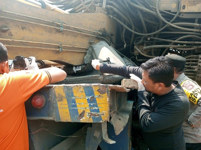 Polisi mengidentifikasi crane di Pelabuhan Merak yang terjatuh. Dok: Polres Cilegon.