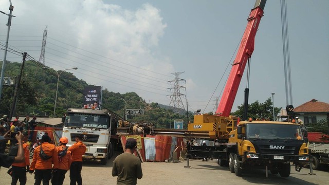 Upaya evakuasi korban crane. Dok: Polres Cilegon